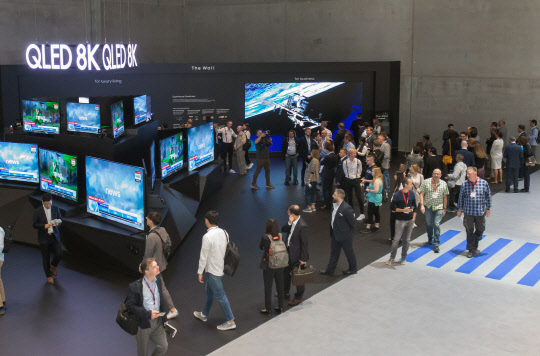 지난 9월 독일 베를린에서 열린 유럽최대 가전전시회 'IFA 2019' 에서 관람객들이 삼성전자의 QLED 8K TV를 살펴보고 있다. <삼성전자 제공>